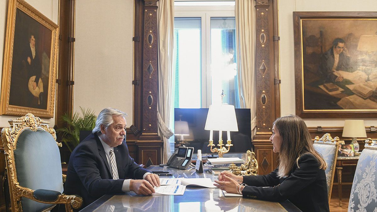 Alberto Fernández y la directora Ejecutiva de la Anses, Fernanda Raverta, durante la reunión donde dialogaron sobre el aumento en las asignaciones familiares.
