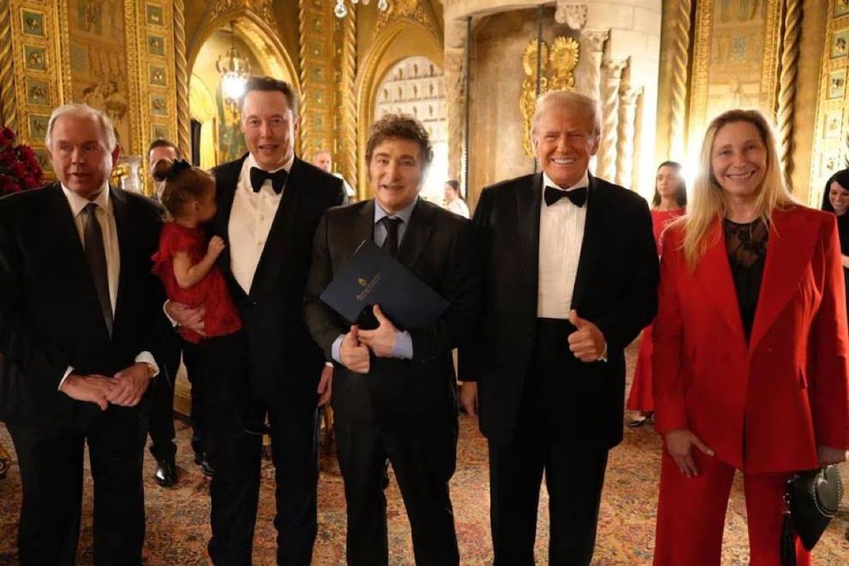 La imagen tomada luego de la cena y del discurso donde hubo elogios por ambas partes: en la foto, además de Milei y Trump, aparecen Elon Musk y Karina Milei.