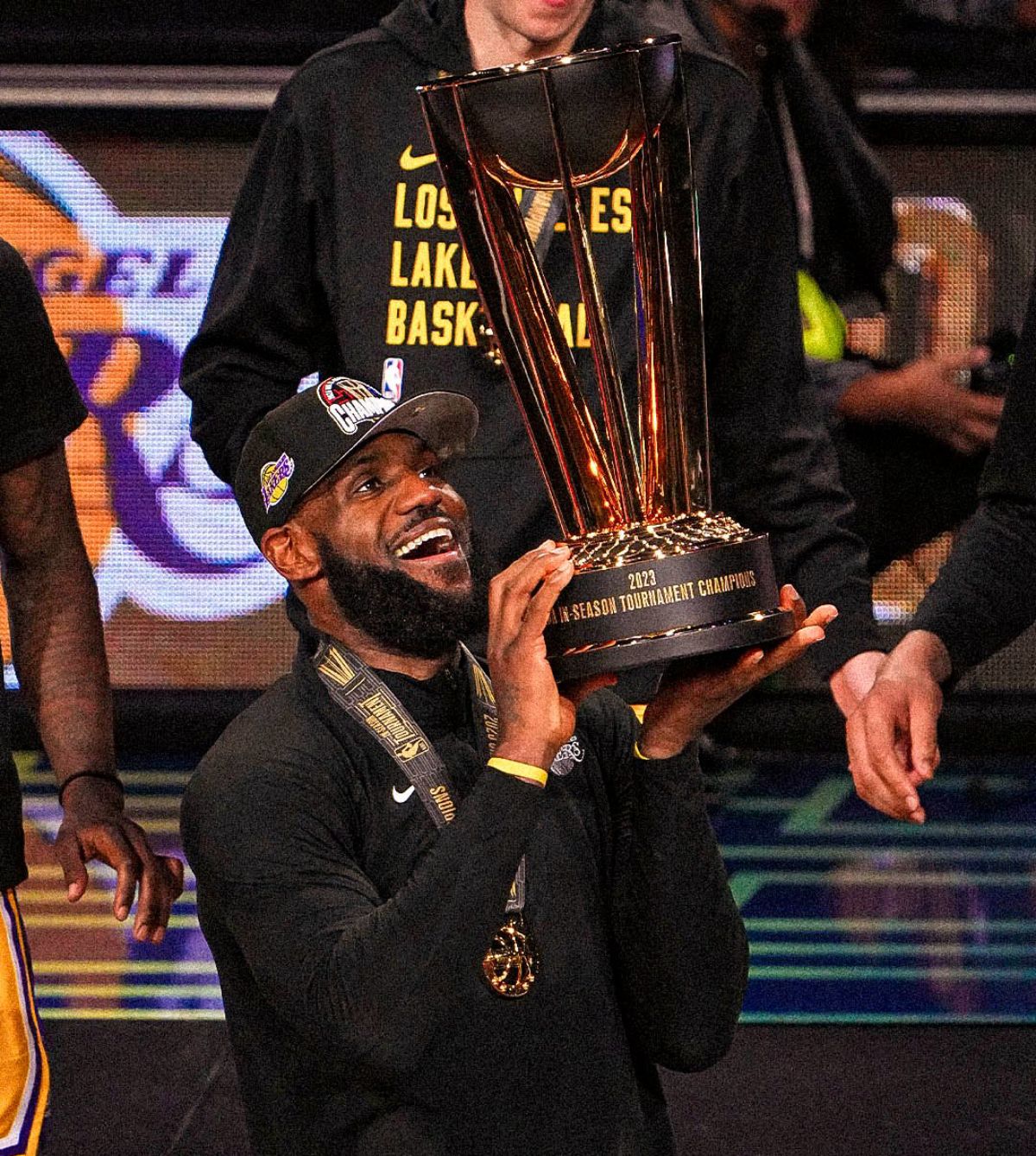 LeBron James alzó la nueva Copa de la NBA ganada por Los Ángeles Lakers LeBron James alzó la nueva Copa de la NBA ganada por Los Ángeles Lakers