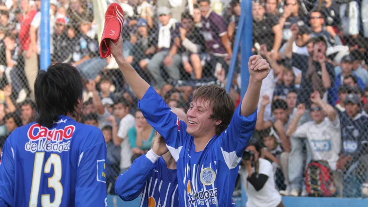 David Fernández, el jugador de los botines rojos.