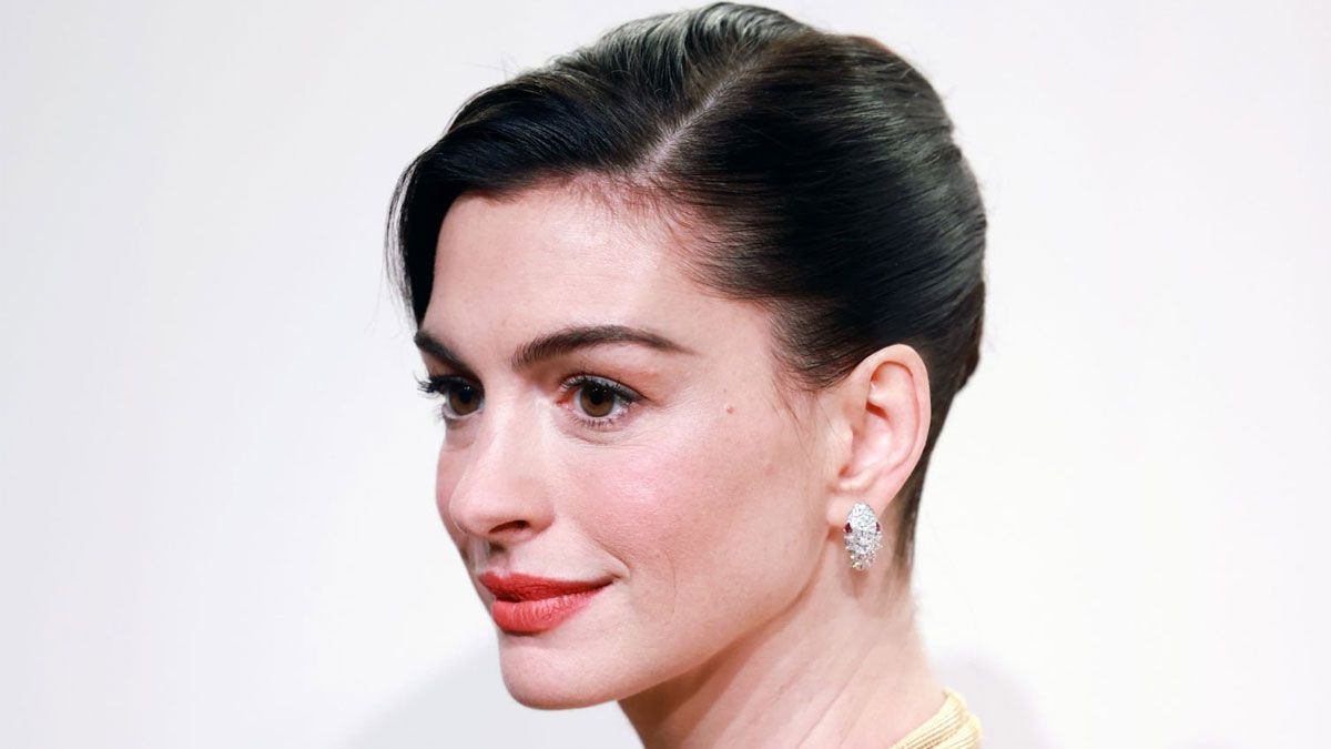 La actriz Anne Hathaway interpreta a Elena McMahon en la película de Netflix.