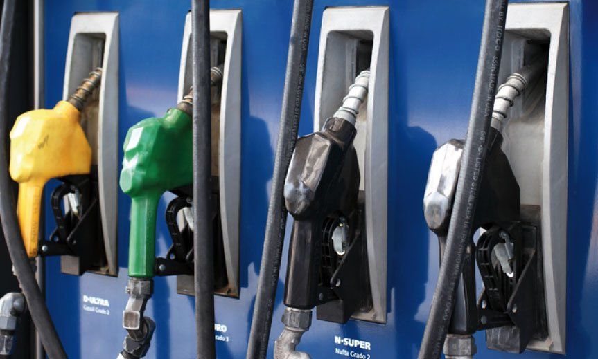 Expendedores estimaron que desde el mediodía del viernes regirán en todo el país la rebaja en los combustibles