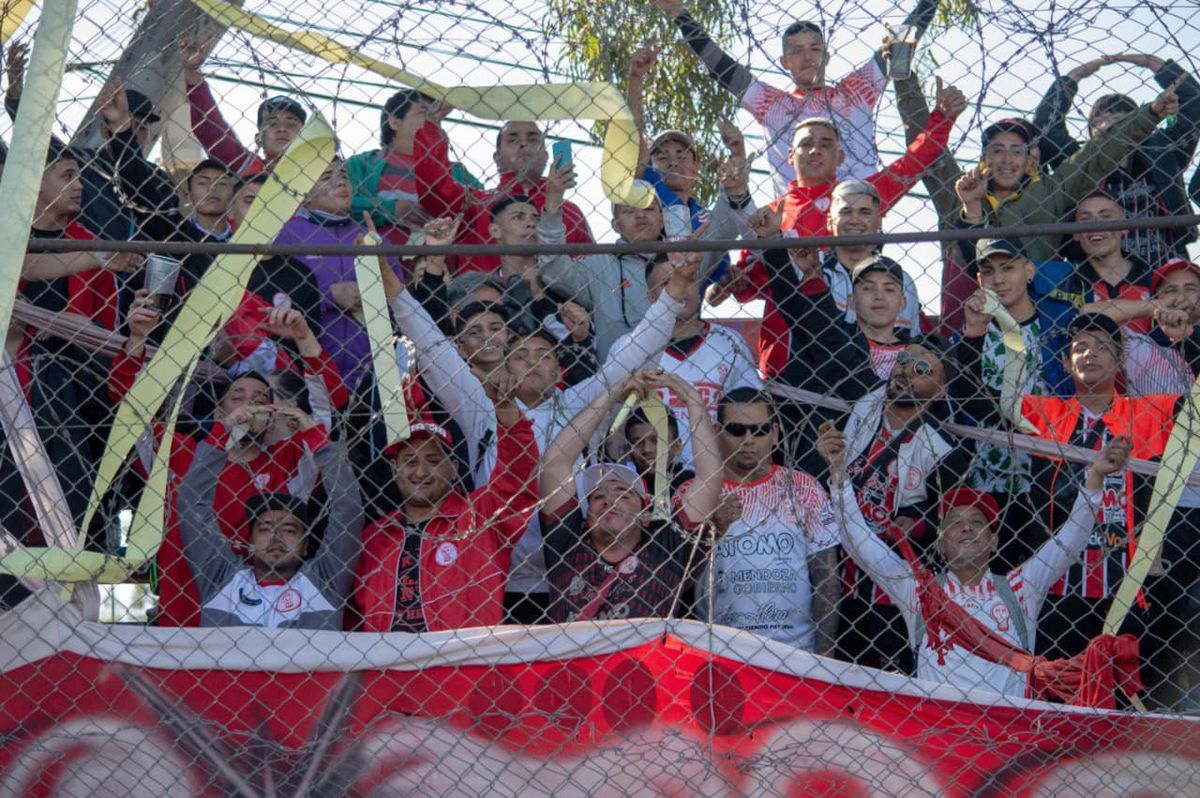 Los hinchas de Huracán Las Heras han mostrado su apoyo incondiconal al equipo de Alejandro Abaurre.