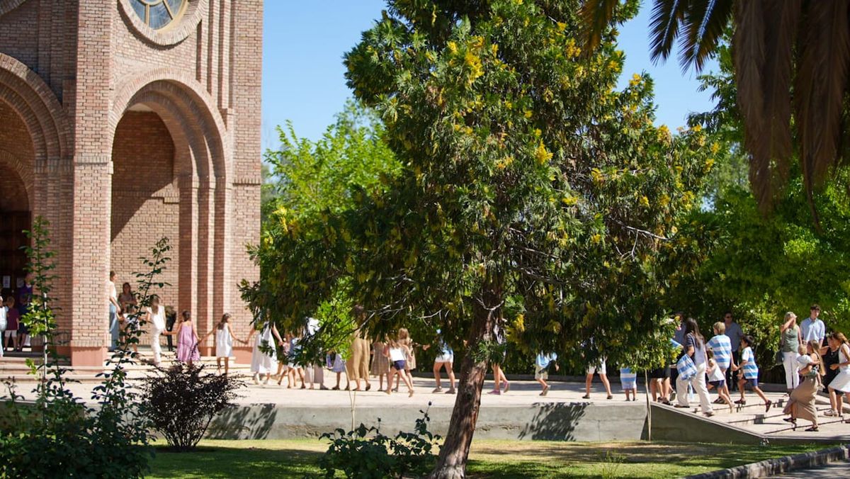 Homenaje de los nietos a un ex Puma, con los colores celeste y blanco en la ceremonia religiosa. Homenaje de los nietos a un ex Puma, con los colores celeste y blanco en la ceremonia religiosa.