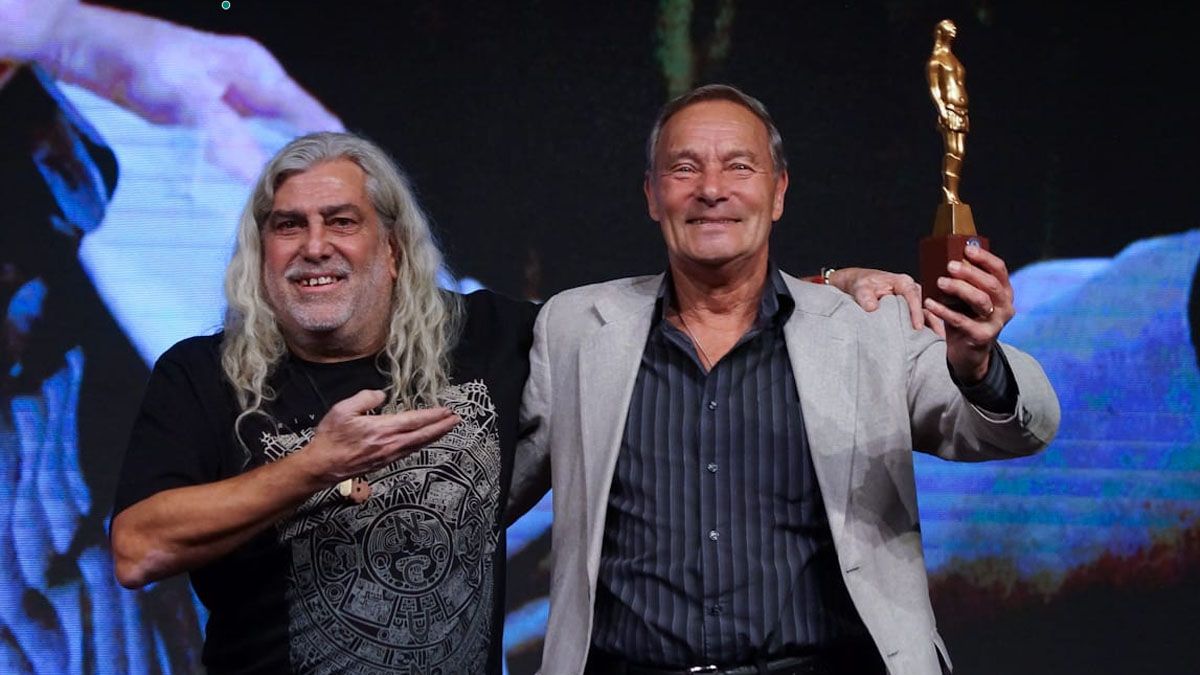 Lucio Ortiz, presidente del C&iacute;rculo de Periodistas Deportivos, con Juan Jos&eacute; Fern&aacute;ndez, atleta de 73 a&ntilde;os.