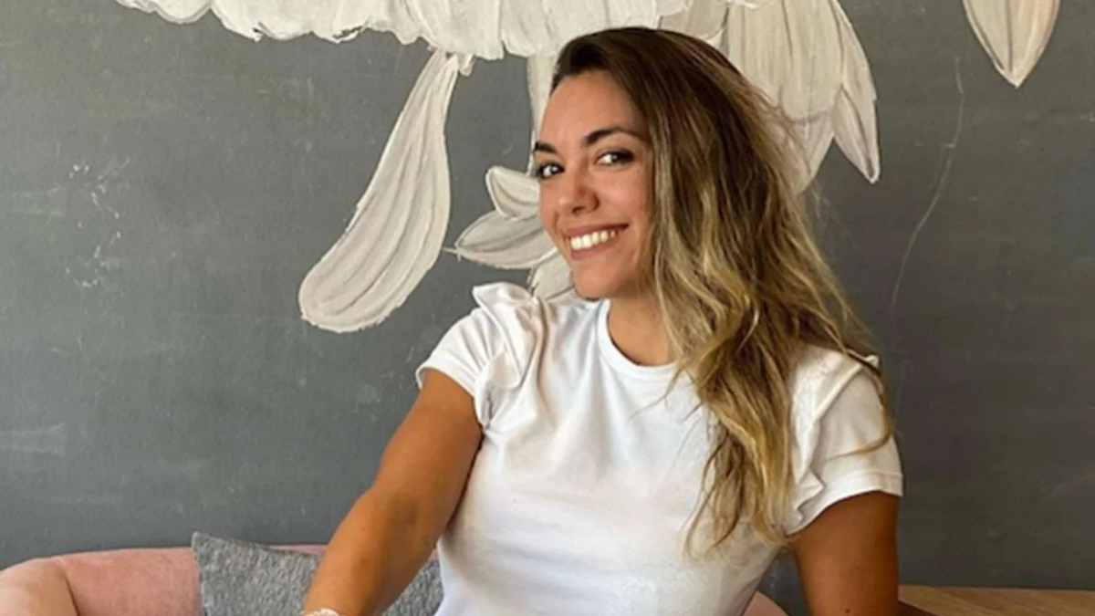 A sus 39 años, Floppy Tesouro se suma a las transparencias con hilo dental a la vista