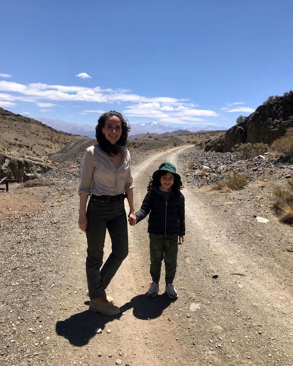 Natalia y Atahualpa paseando por una huella de alta montaña.