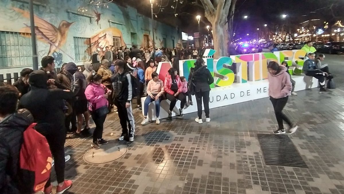 La calle Arístides fue uno de los sitios elegidos por los empleados de Worldcoin en Mendoza para convocar a la gente. La calle Arístides fue uno de los sitios elegidos por los empleados de Worldcoin en Mendoza para convocar a la gente.