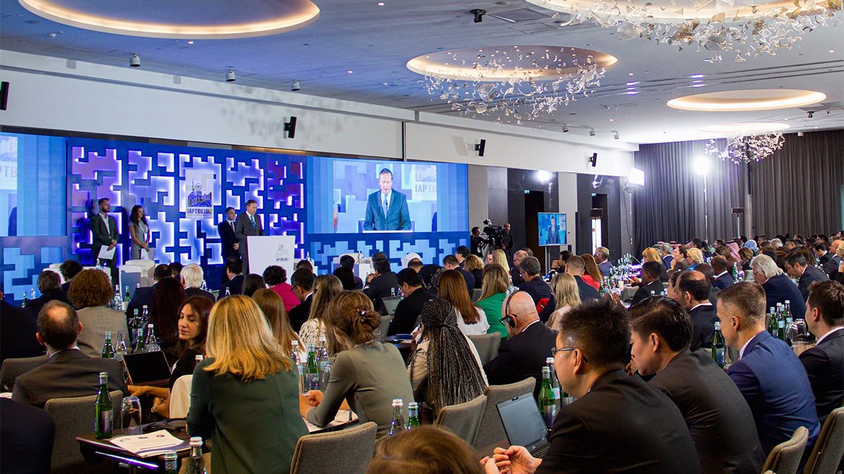 El acto de cierre de la 27° Asamblea General de la Asociación de Fiscales realizada en Tiflis, Georgia.