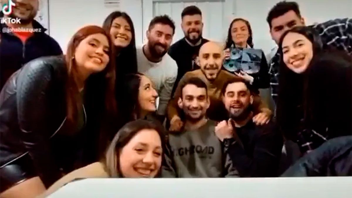 Una mendocina grabó la cara de sus amigos cuando contó su embarazo y se hizo viral.