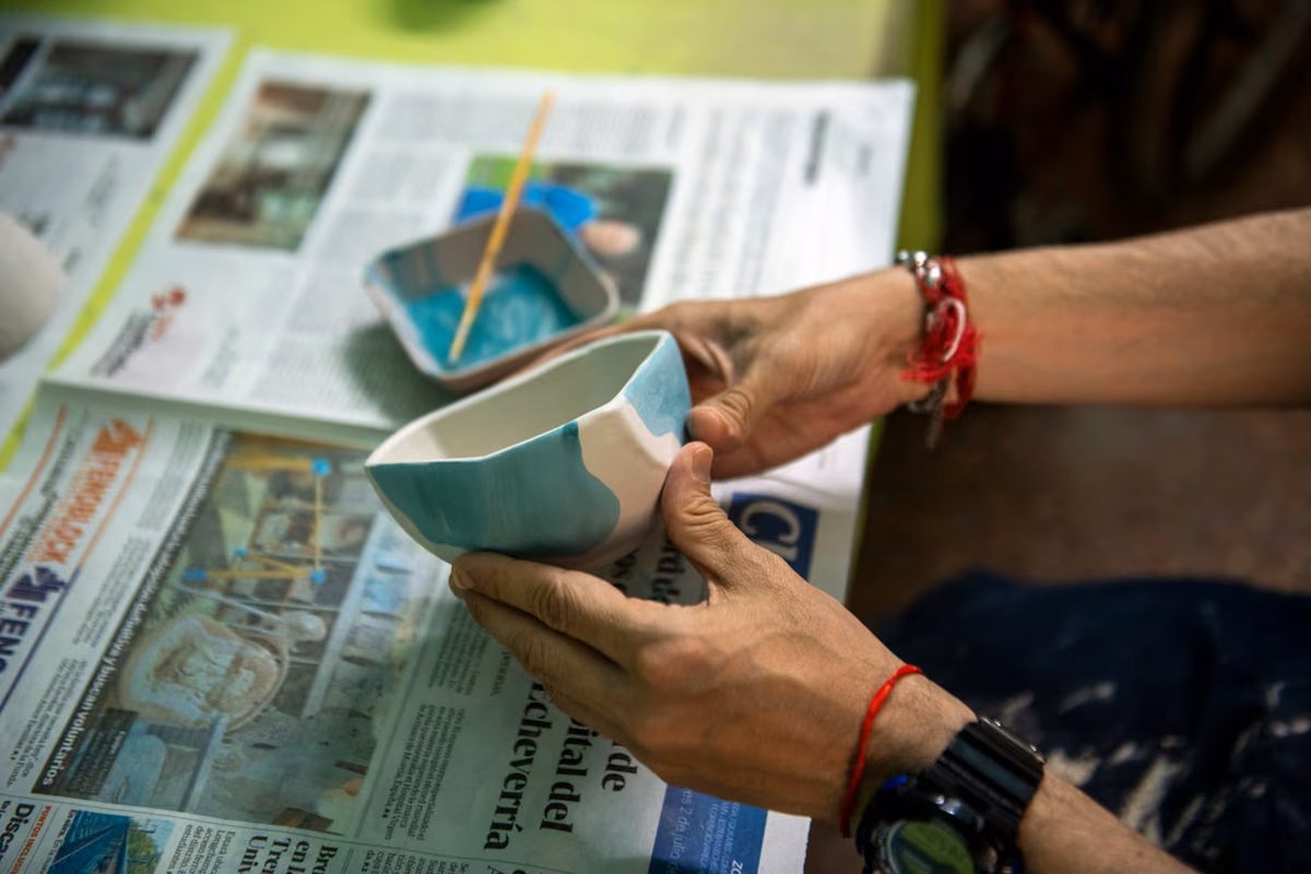Un residente exhibe con orgullo un mate artesanal elaborado en las actividades de modelado y alfarería.