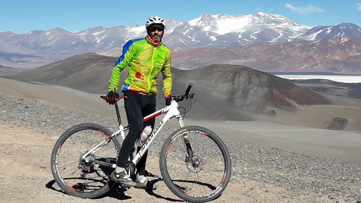 Una de sus experiencias en la montaña y con su inseparable bicicleta. Una de sus experiencias en la montaña y con su inseparable bicicleta.