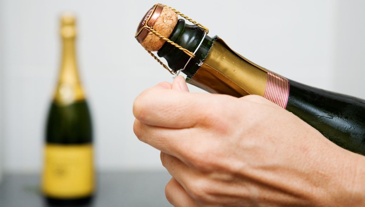 Como abrir botella de champagne sin sacarle un ojo a alguien