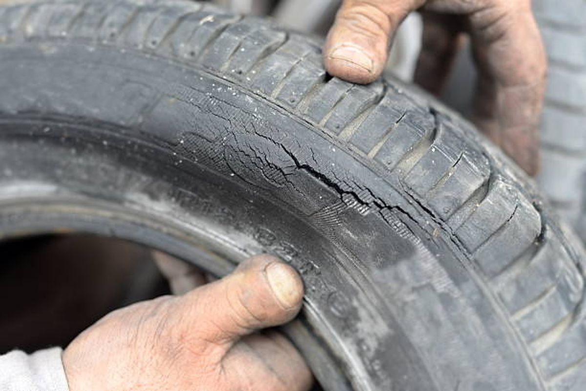 Las llantas gastadas y rotas pueden causar accidentes de tránsito. Las llantas gastadas y rotas pueden causar accidentes de tránsito.