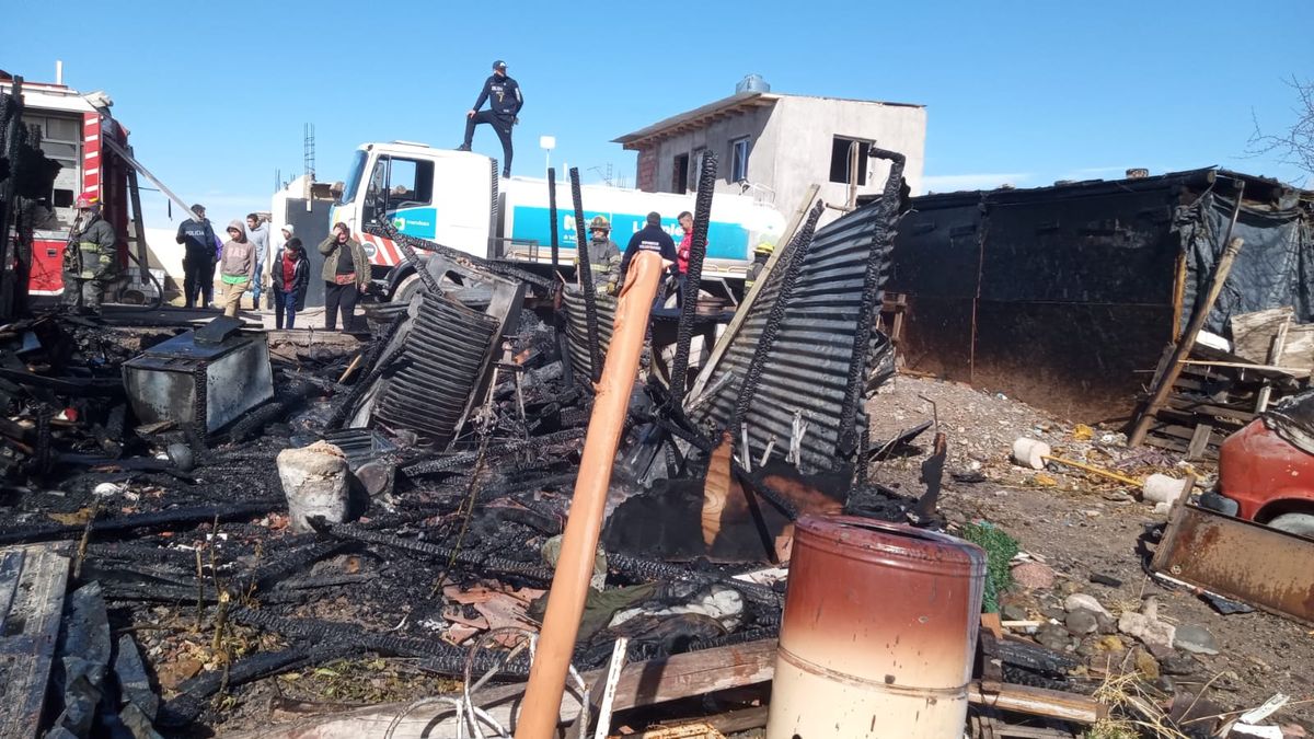 El incendio en La Favorita causó la destrucción total de una vivienda precaria. El incendio en La Favorita causó la destrucción total de una vivienda precaria.