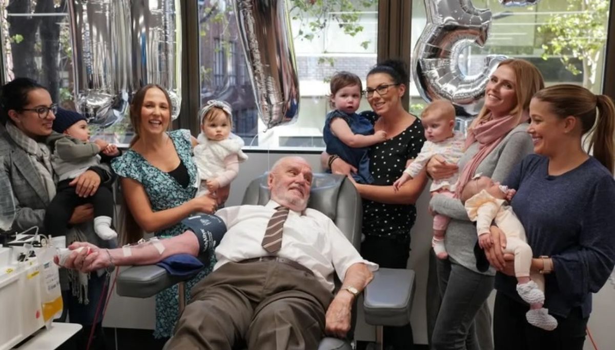 James rodeado por algunos de los bebés que ayudó a nacer.