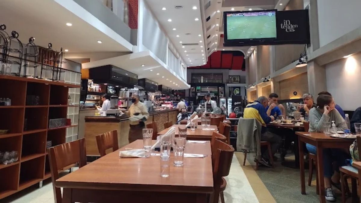 El ambiente es el de típico bodegón de Buenos Aires. El ambiente es el de típico bodegón de Buenos Aires.