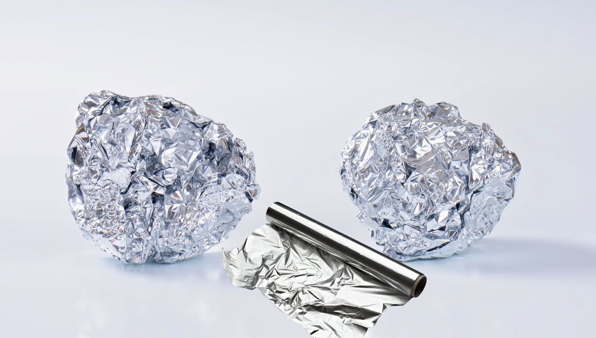 El papel aluminio ayuda a reducir la estática de la ropa que se genera en el secador El papel aluminio ayuda a reducir la estática de la ropa que se genera en el secador