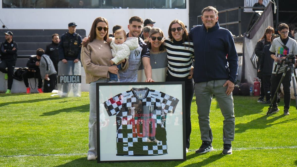 Ignacio Antonio junto a su familia cuando cumplió 100 partidos con la camiseta de Gimnasia y Esgrima.