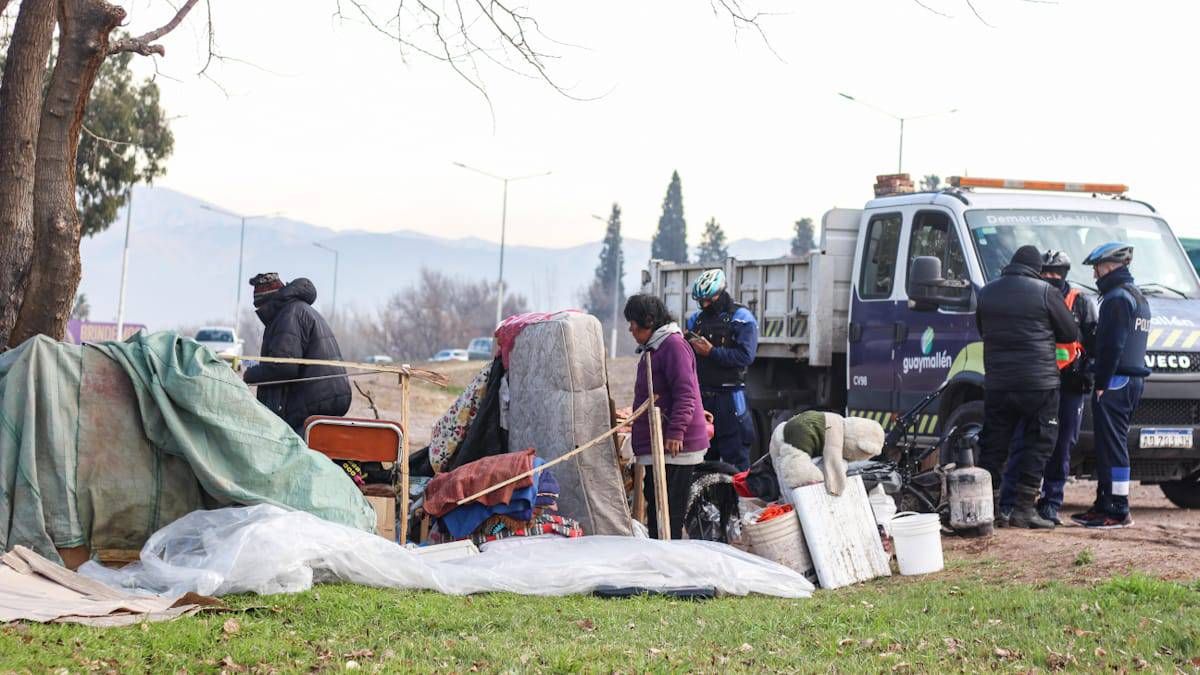 El desalojo de la pareja que vivía en situación de calle se concretó el jueves a la mañana en Guaymallén. El desalojo de la pareja que vivía en situación de calle se concretó el jueves a la mañana en Guaymallén.