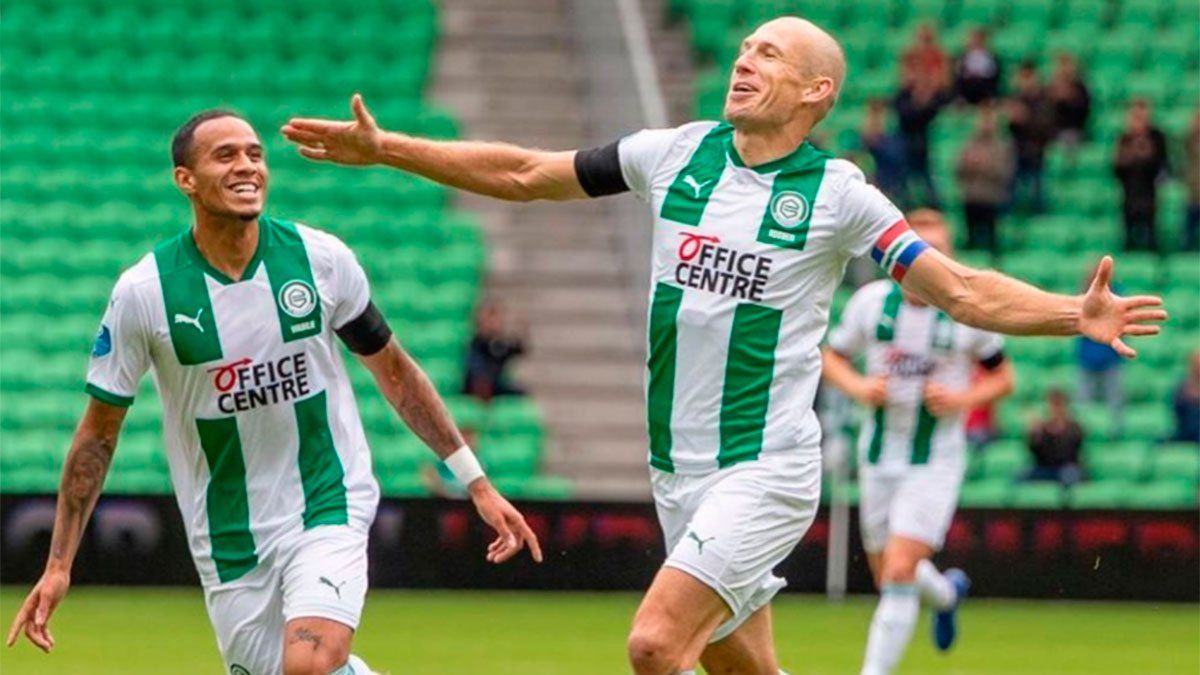 Robben convierte su primer gol tras volver del retiro.