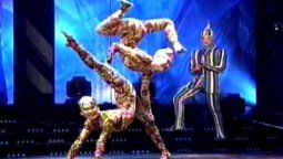 Las flexibles acróbatas orientales del Cirque du soleil