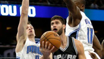 Con tres argentinos en cancha, los Spurs derrotaron a Orlando Magic