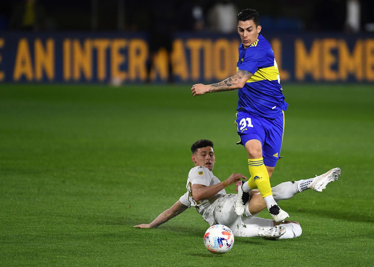 Boca y Racing están mano a mano en La Bombonera.