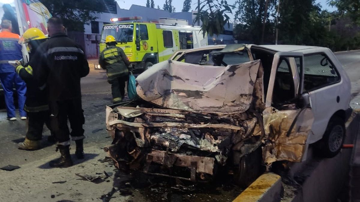 Ariel Gustavo Andía, de 47 años, manejaba el Fiat Uno que chocó de frente con el Gol Trend. Murió en el lugar del accidente. Ariel Gustavo Andía, de 47 años, manejaba el Fiat Uno que chocó de frente con el Gol Trend. Murió en el lugar del accidente.