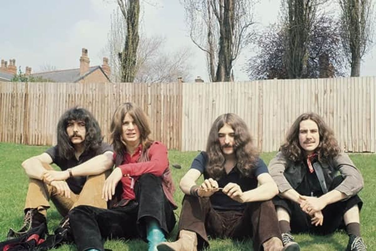 La primer foto de Ozzy Osbourne con la formación de Black Sabbath en 1968, desde la visión de Jim Simpson. La primer foto de Ozzy Osbourne con la formación de Black Sabbath en 1968, desde la visión de Jim Simpson.
