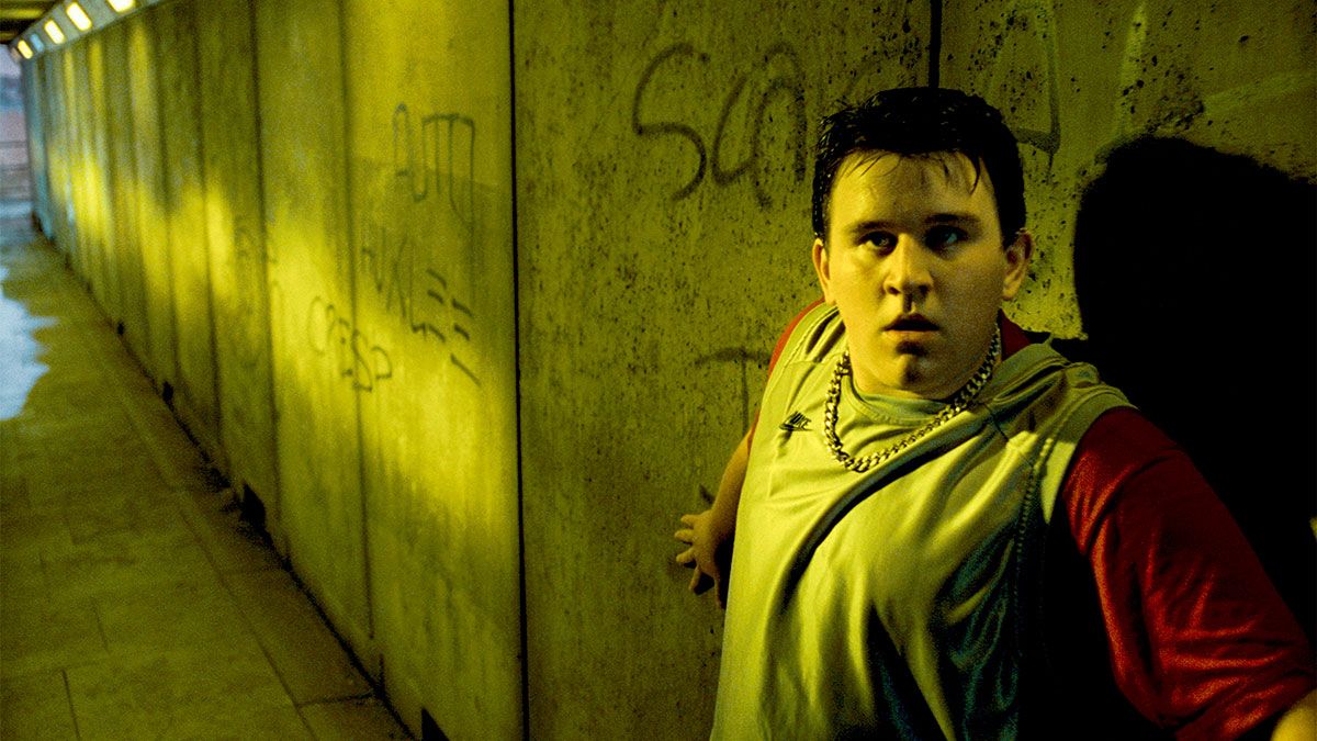 Harry Melling apareció en cinco de las películas de Harry Potter como el malcriado primo de Harry, Dudley Dursley. Harry Melling apareció en cinco de las películas de Harry Potter como el malcriado primo de Harry, Dudley Dursley.