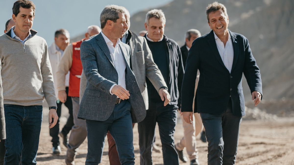 El ministro de Economía y precandidato a Presidente, Sergio Massa, recorrió las obras hídricas de El Tambolar junto a Sergio Uñac, gobernador de San Juan. También lo acompañaron el precandidato a vicepresidente, Agustín Rossi, y el ministro del Interior, Eduardo Wado De Pedro.&nbsp;
