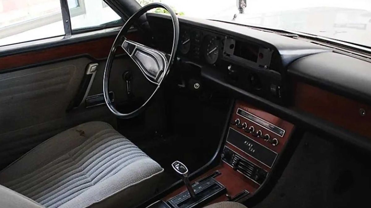 El Fiat 130 Berlina presentaba una caja de velocidades automática de 3 marchas y su velocidad máxima se estima en 180 kph