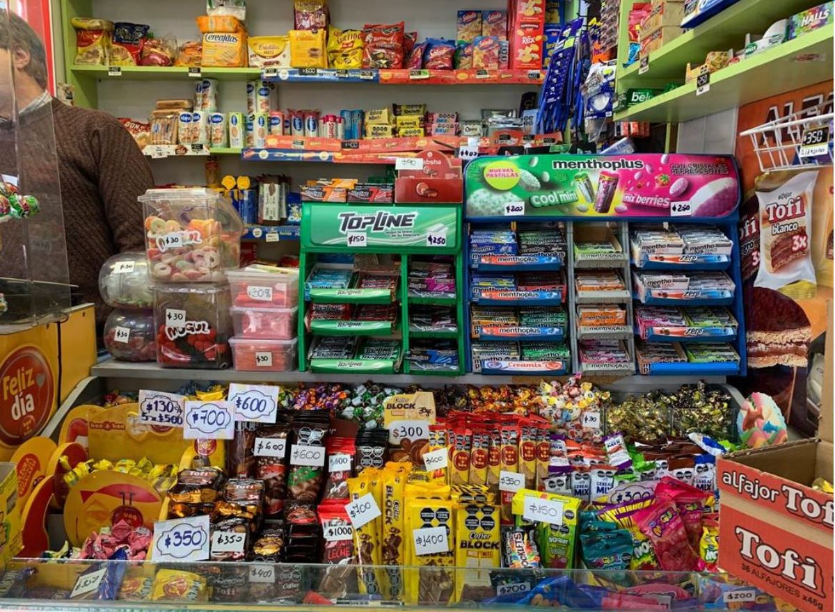 Un ladrón quiso robar cigarrillos pero la kiosquera le metió 10 piñas y lo espantó. Un ladrón quiso robar cigarrillos pero la kiosquera le metió 10 piñas y lo espantó.