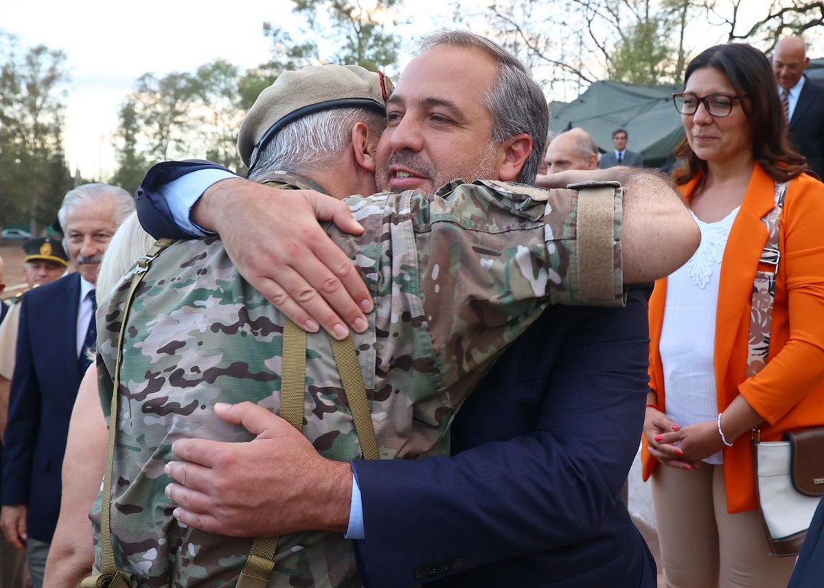 Matías Stevanato se abraza con el coronel Pablo Rolando