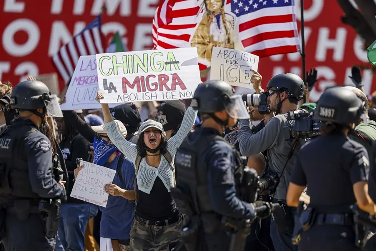 Una jueza frenó cambios en la política de inmigración. Activistas con pancartas durante las protestas provocadas por las redadas de inmigración en Los Ángeles, California, Estados Unidos (Archivo). Crédito: EFE/EPA/Caroline Brehman.