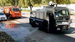 Coronavirus: un camión hidrante que había comprado Bullrich ahora desinfecta barrios populares