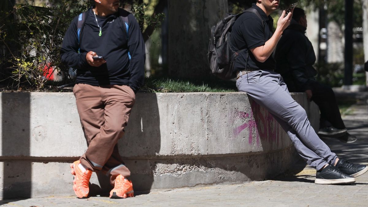 Personas tirando facha en el centro. Personas tirando facha en el centro.