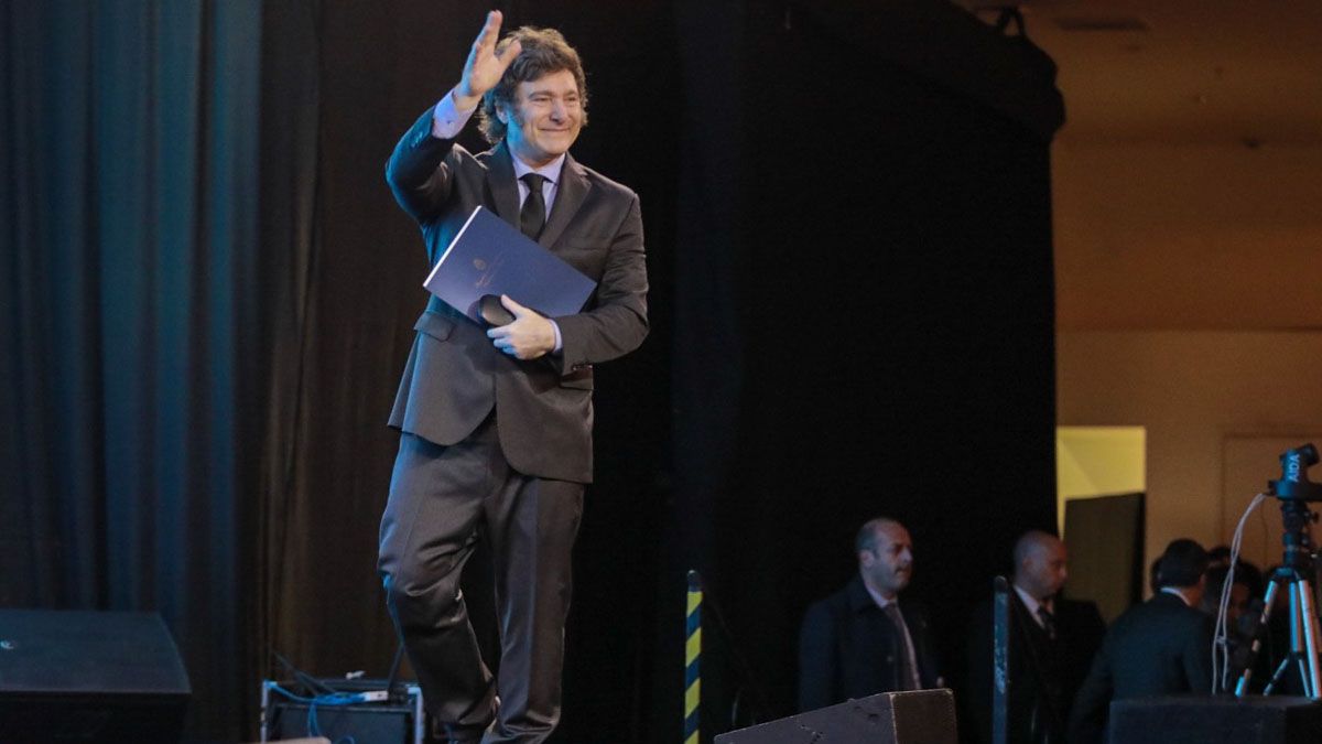 Javier Milei aguarda la aprobación de leyes importantes para su gobierno y un paso se dará este lunes con el tratamiento de la Ley Bases. Javier Milei aguarda la aprobación de leyes importantes para su gobierno y un paso se dará este lunes con el tratamiento de la Ley Bases.