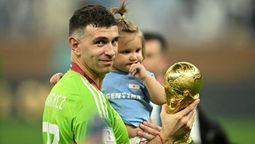 Dibu con su hija y la Copa del Mundo