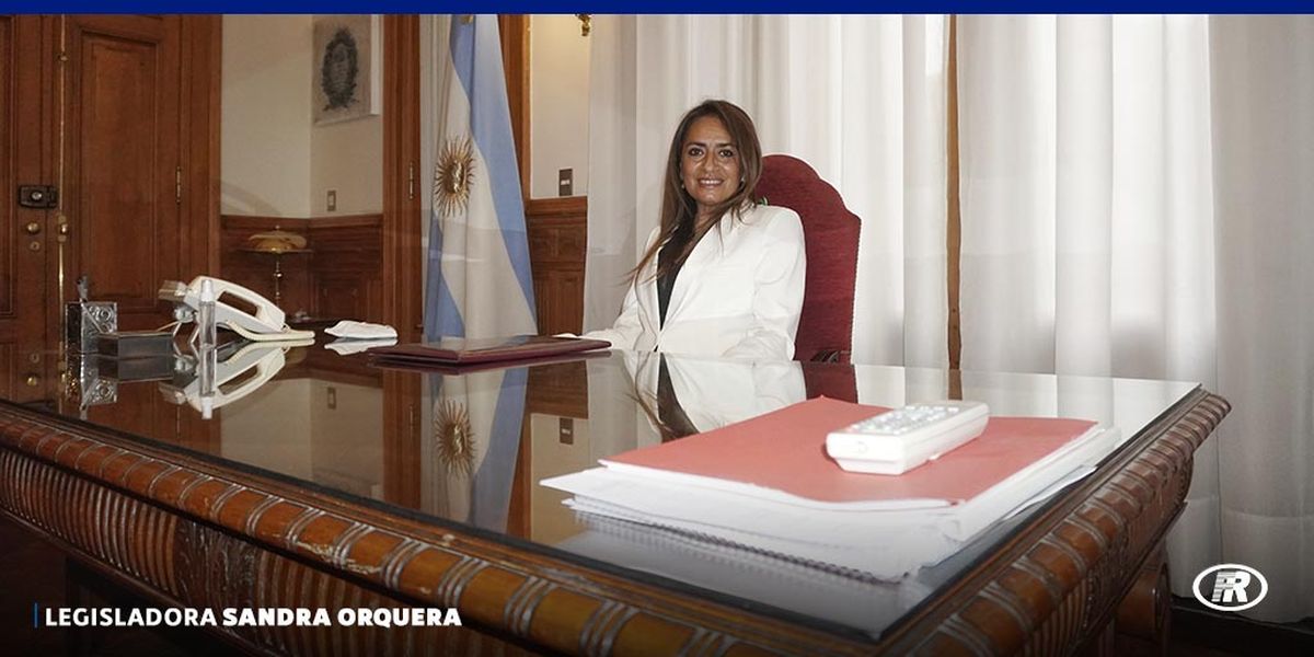 Por estar unas horas al frente del Ejecutivo, Sandra Orquera se autoproclamó la primera gobrnadora de Tucumán.