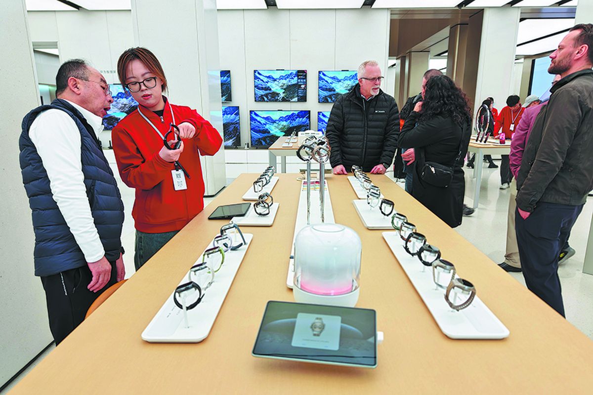 Visitantes observan relojes inteligentes en la tienda insignia global de Huawei en Nanjing Road, Shanghai, el 27 de febrero. WANG GANG / PARA CHINA DAILY.