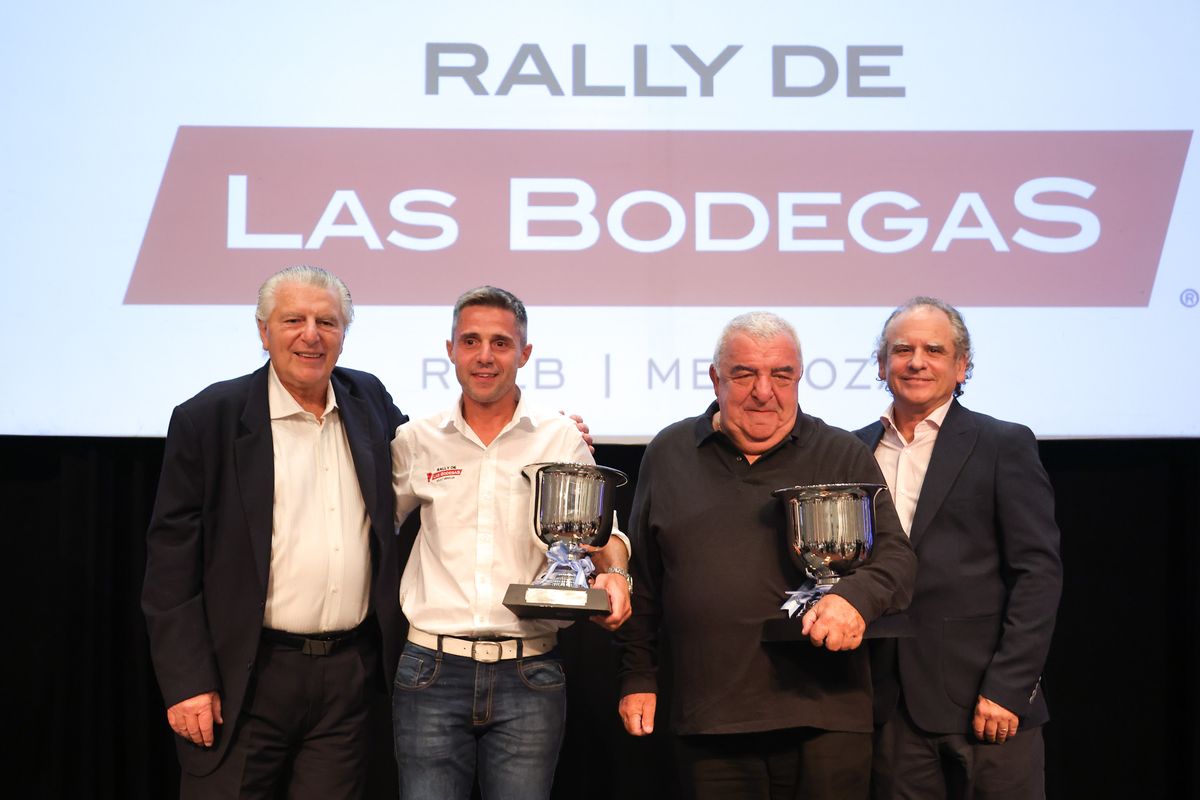 Alejandro Boverman y Daniel Claramunt con el binomio ganador: Héctor Fliter y Luis Reguero.