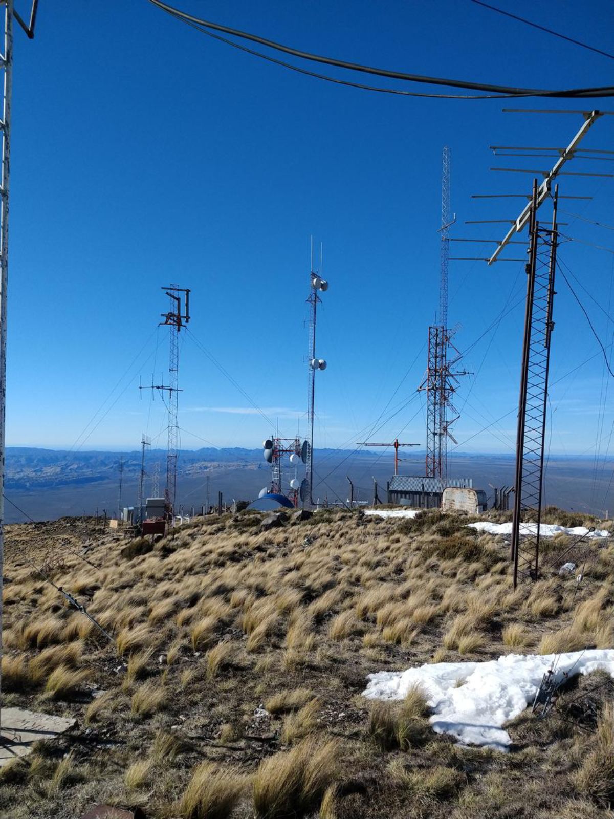 El cerro está ubicado cerca de la represa Agua del Toro y domina gran parte de la llanura del Sur mendocino, lo que lo hace ideal para la instalación de antenas repetidoras