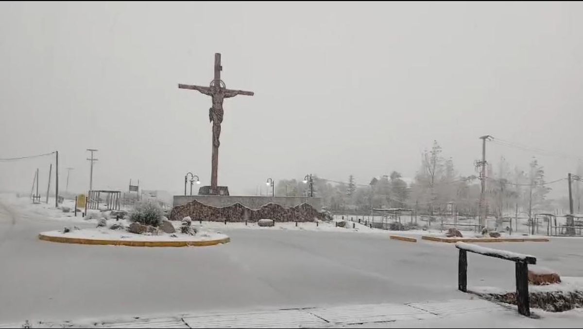 Tunuyán amaneció este sábado pintado de blanco. La nieve trajo alegría, sobre todo al sector turístico y a los pobladores del Valle de Uco. Tunuyán amaneció este sábado pintado de blanco. La nieve trajo alegría, sobre todo al sector turístico y a los pobladores del Valle de Uco.