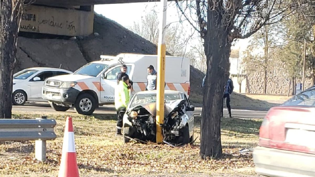María Paula Montón tenía 36 años. Circulaba en la mañana del domingo por el Acceso Sur hacia el Norte, cuando cerca de calle Boedo perdió el control y se estrelló contra un poste de luz.