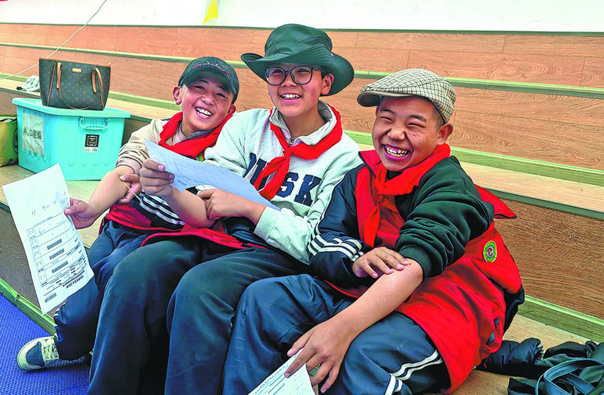 Estudiantes de primaria de Chonggyai realizan chequeos médicos gratuitos en marzo. PARA USO DE CHINA DAILY. Estudiantes de primaria de Chonggyai realizan chequeos médicos gratuitos en marzo. PARA USO DE CHINA DAILY.