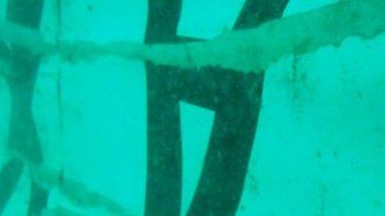 Hallaron la cola del avión de AirAsia en el mar de Java