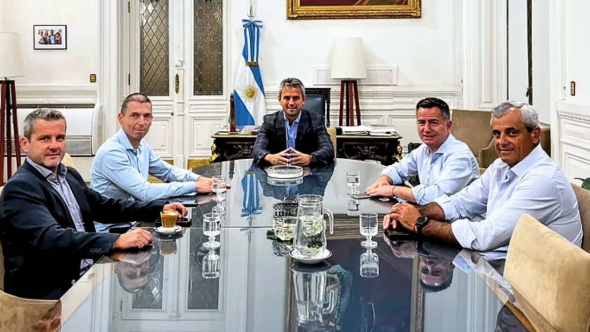 Martín Menem recibió a los diputados que sumarán al bloque de La Libertad Avanza. Martín Menem recibió a los diputados que sumarán al bloque de La Libertad Avanza.