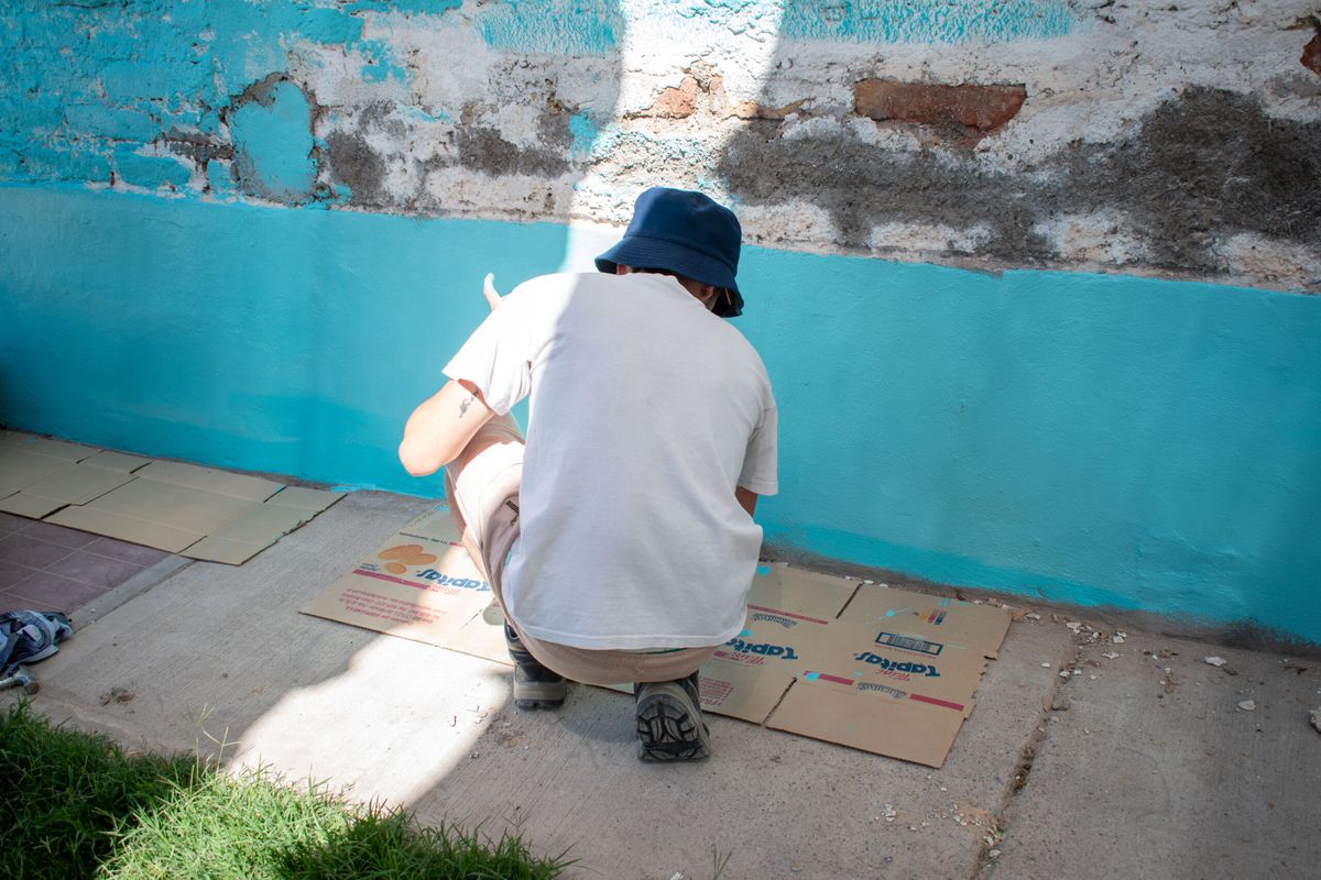 Los autores de los grafitis fueron obligados a pintar dos jardines de Ciudad tras ser hallados como responsables por un jurado vecinal. Los autores de los grafitis fueron obligados a pintar dos jardines de Ciudad tras ser hallados como responsables por un jurado vecinal.